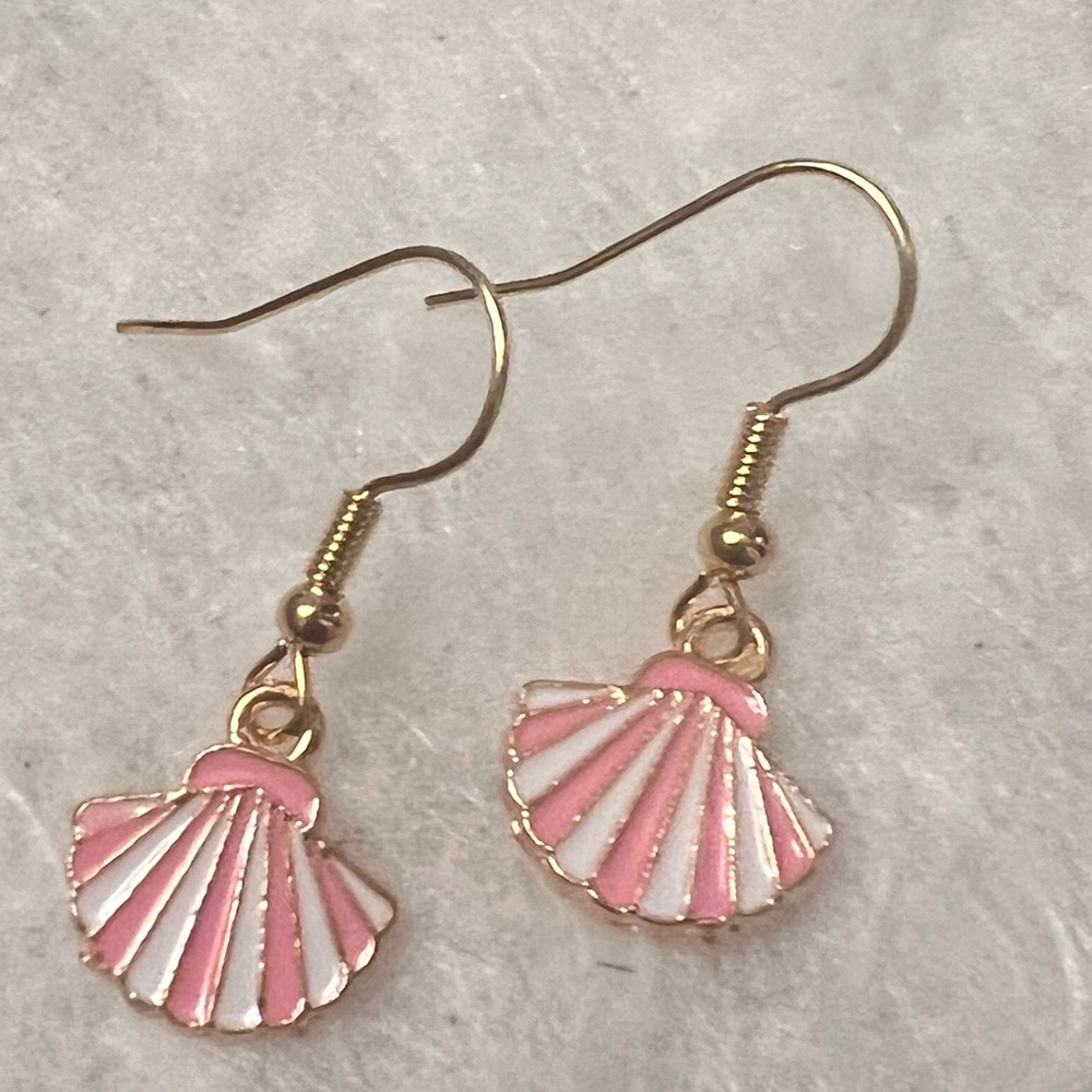 Pink sea shell 🐚 earrings 💕